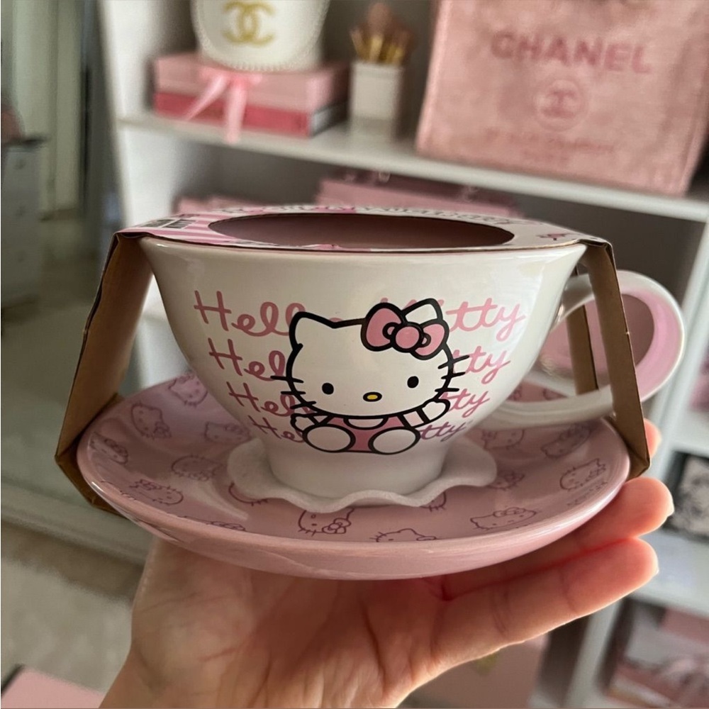 Hello Kitty Pink Striped Tea Cup Set - Picture 2 of 5